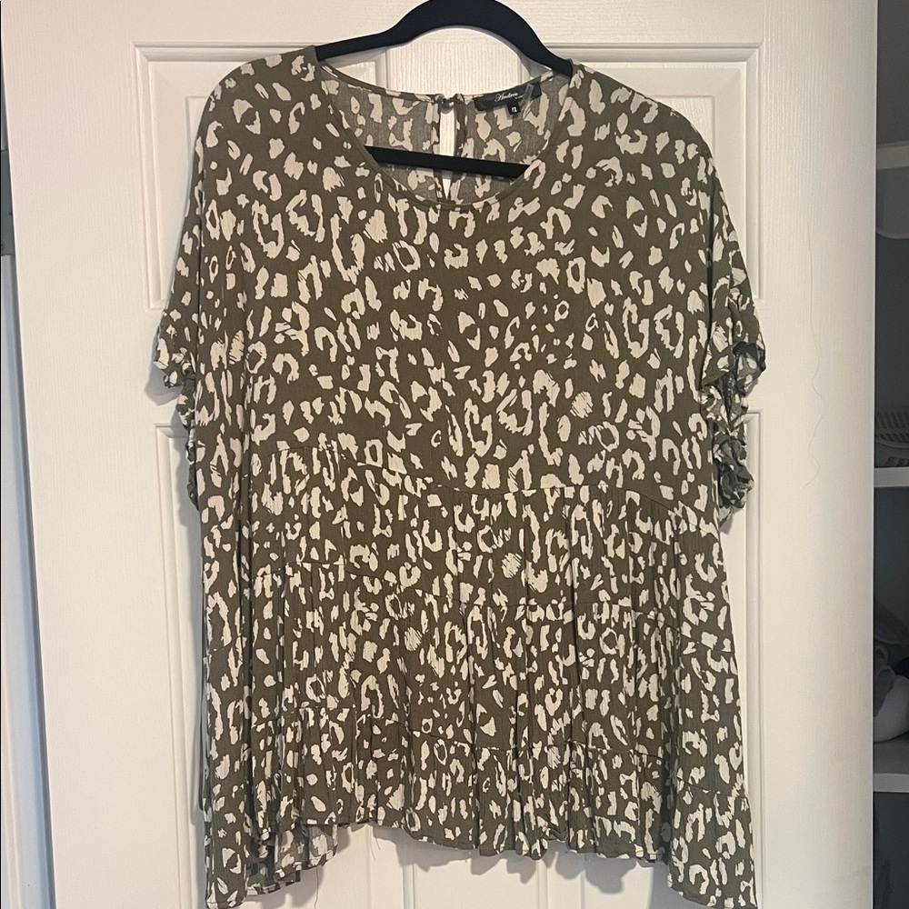 ANDREE BY UNIT Olive Leopard Print Blouse